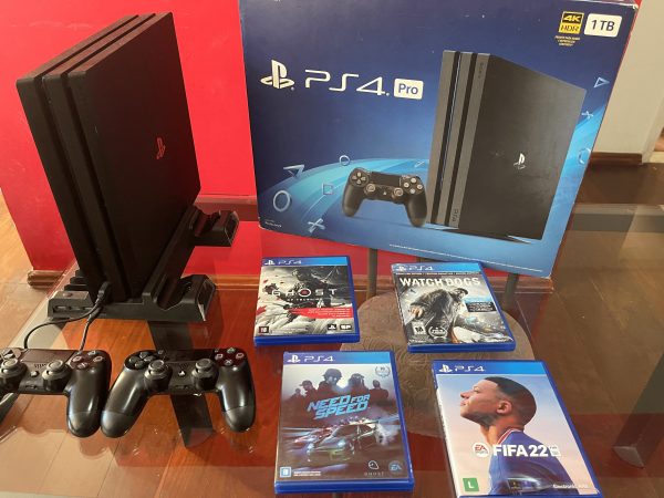 Sony | Console PS4 Pro 1TB na Caixa | 2 Controles Originais |  Base Carregadora  | 4 jogos (Brinde)